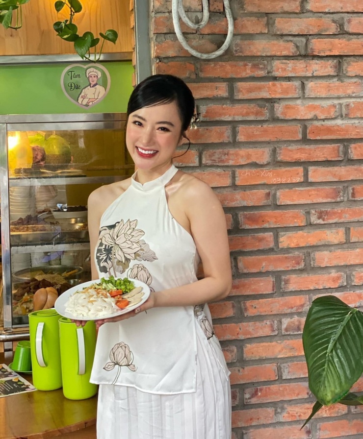 Cùng với ăn chay, Angela Phương Trinh cũng tập gym với sự hướng dẫn của lực sĩ Phạm Văn Mách. Nữ diễn viên nhiều lần bày tỏ quan điểm ăn chay không ảnh hưởng đến hiệu suất tập luyện. Khoảng thời gian năm 2021 - 2022, vóc dáng Angela Phương Trinh có sự thay đổi rõ rệt, chuyển từ hình tượng dịu dàng, mỏng manh sang khỏe khoắn.