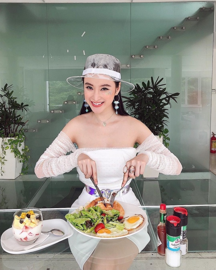Angela Phương Trinh kết thân với chế độ ăn chay trường từ năm 2018. Cô cho biết mục đích của việc này là hướng tâm đến gần Phật, bớt sát sinh, tạo nghiệp và cải thiện sức khỏe.