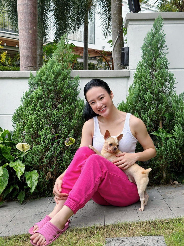 Đầu năm 2023, Angela Phương Trinh tiết lộ đã xuống 6 kg nhằm giảm khối lượng cơ bắp, lấy lại vóc dáng mềm mại. Sau khi giảm cân, vóc dáng người đẹp trông thon gọn hơn nhưng vẫn giữ được độ săn chắc, khỏe khoắn.