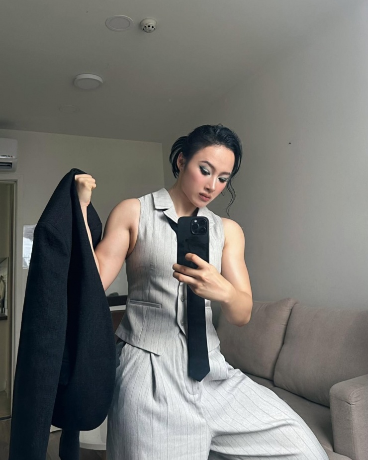 Thực đơn trong ngày của Angela Phương Trinh được chia thành 5 bữa: ba bữa chính và hai bữa phụ với thức uống từ đạm whey. Lực sĩ Phạm Văn Mạch cho biết để đạt mục tiêu xây dựng cơ bắp, Phương Trinh hiện tiêu thụ khoảng 98 g protein/ngày. Theo đuổi chay trường từ nhiều năm nay nên nguồn protein trong chế độ ăn của Phương Trinh phần lớn đến từ lòng trắng trứng gà và whey protein.