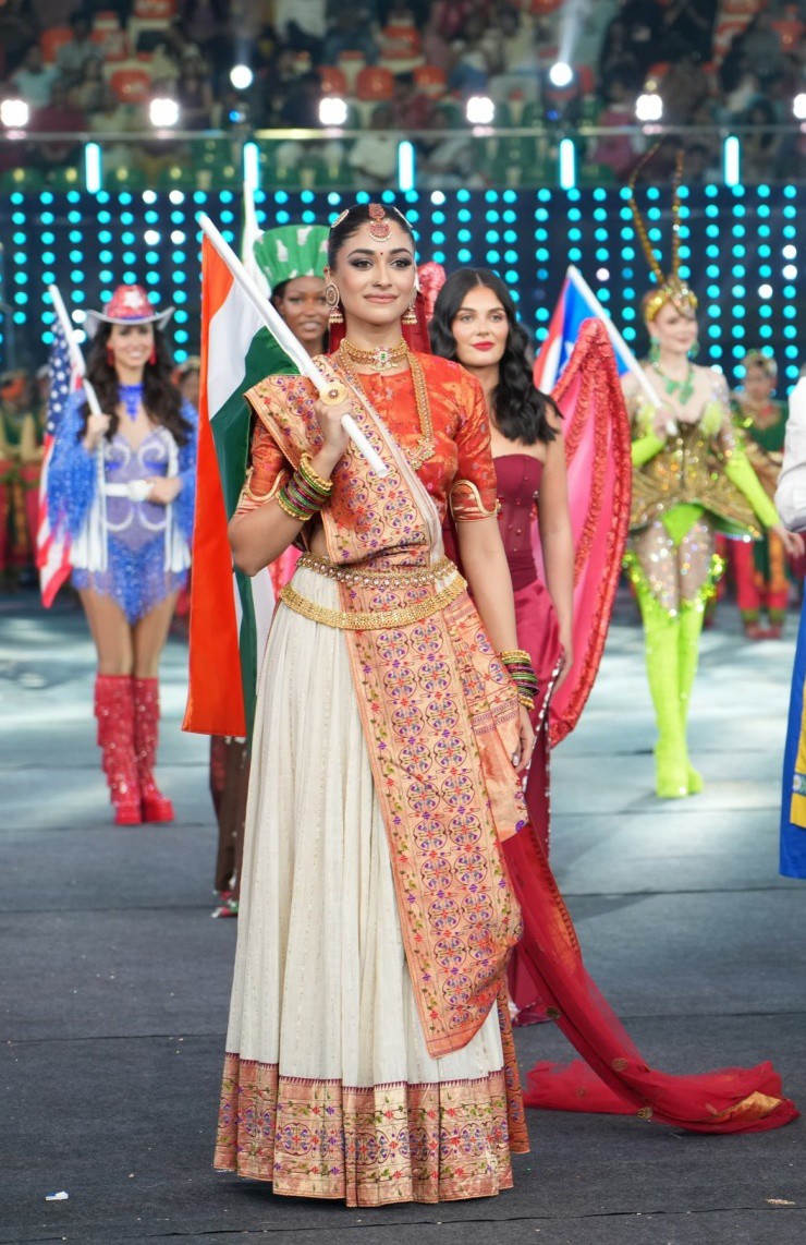 Tại lễ ra mắt Miss World 2025 hôm 10/5, cô diện trang phục truyền thống mất gần ba năm dệt tay mới hoàn thành. Trong nhiều hoạt động khác, cô cũng chọn thiết kế tương tự vì muốn tôn vinh các ngành nghề thủ công của Ấn Độ.