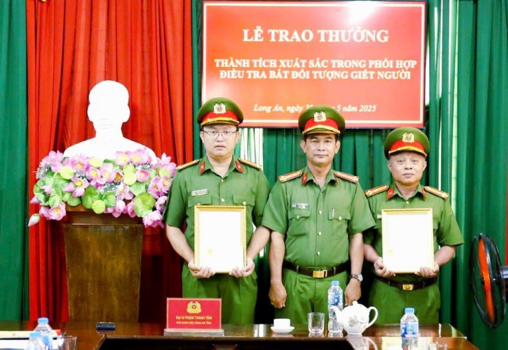 Ban Giám đốc Công an tỉnh Long An đã thưởng nóng cho các đơn vị tham gia phá nhanh vụ án. Ảnh: CA