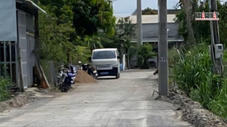 Hiện trường nơi người đàn ông 61 tuổi giết anh vợ cố thủ trong nhà cùng con trai 11 tuổi. Ảnh: HL