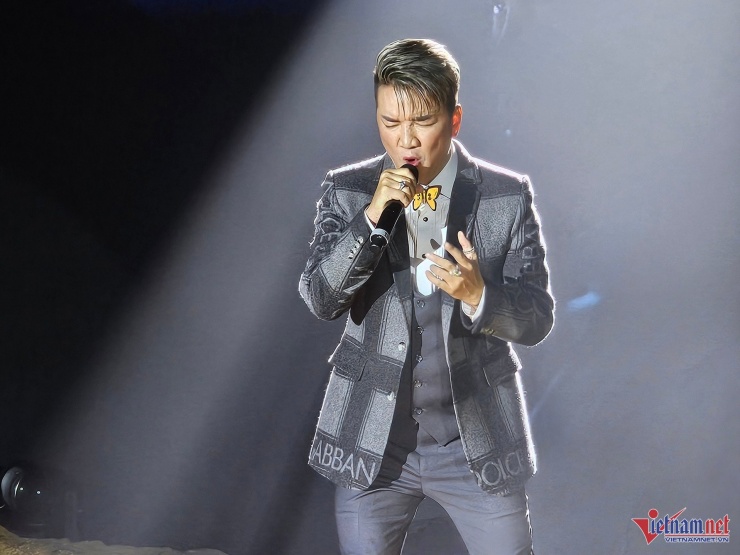 Đàm Vĩnh Hưng hát live nhiều ca khúc trong album mới. Ảnh: Loan Lê