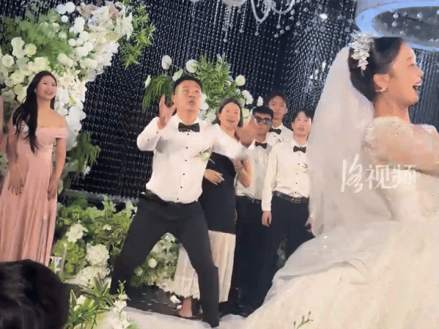 Phù rể cầu hôn nhầm người gây náo loạn đám cưới