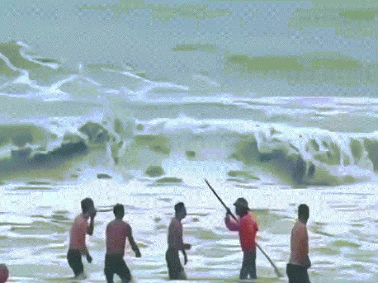 Clip gây tranh cãi về tình huống nguy hiểm trên biển Cửa Lò