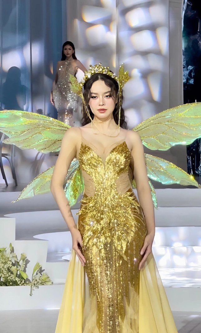 Thanh Thủy gặp sự cố trên sàn catwalk - 1