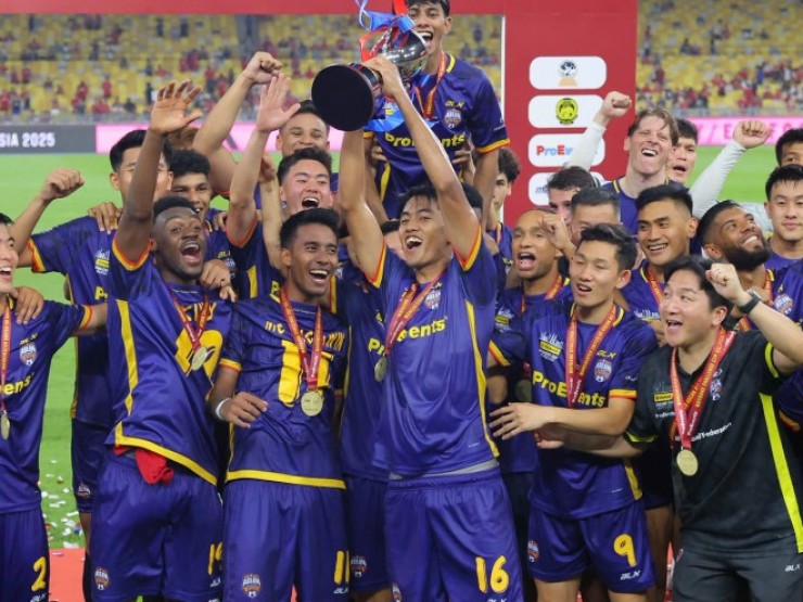 Dàn sao Đông Nam Á vỡ òa nâng cúp, Fernandes và cầu thủ MU “buồn rười rượi“ Dàn sao Đông Nam Á vỡ òa nâng cúp, Fernandes và cầu thủ MU “buồn rười rượi“