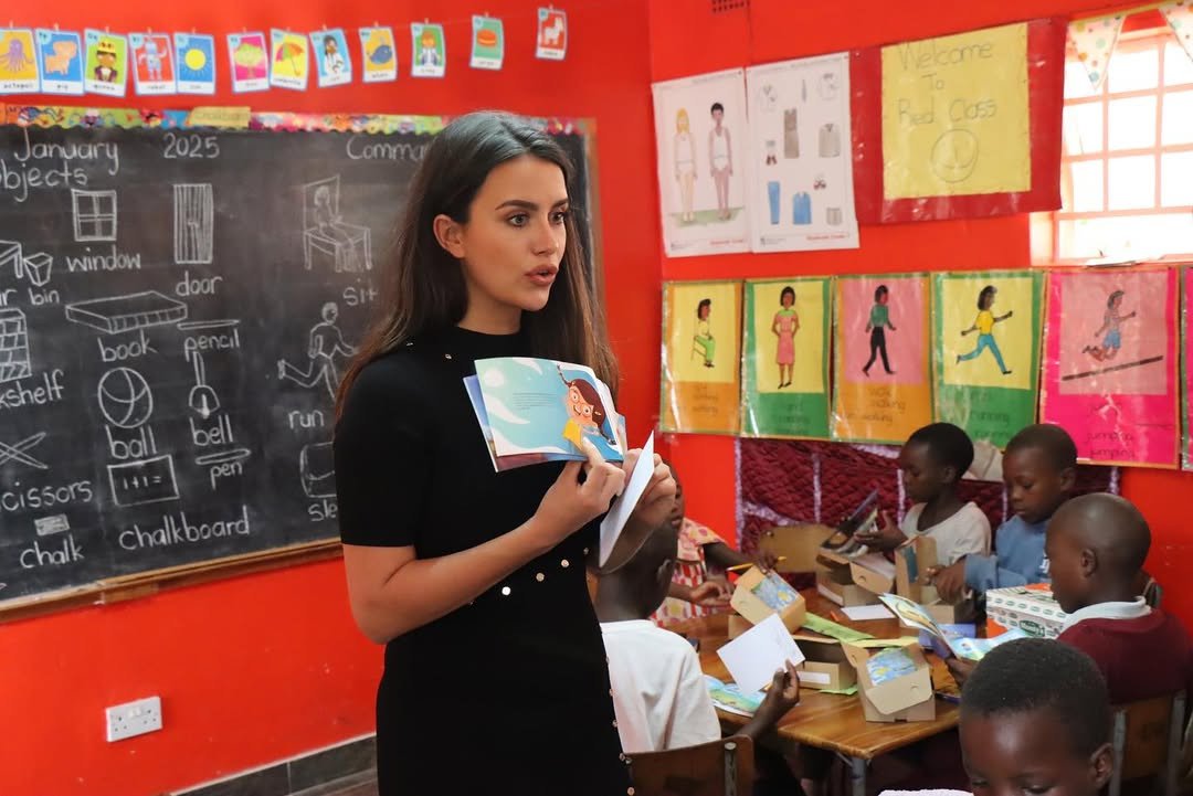 Chân dung nữ thạc sĩ nói 3 thứ tiếng &#39;càn quét&#39; loạt giải thưởng Miss World 2025 - 21