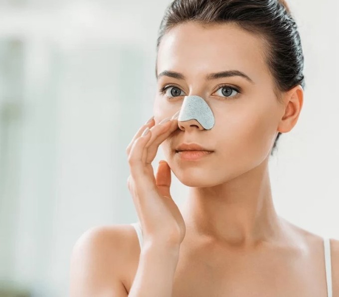 Hầu hết các chuyên gia da liễu đều không khuyến khích hình thức lột mụn do có thể tạo áp lực lớn khiến da tổn thương.