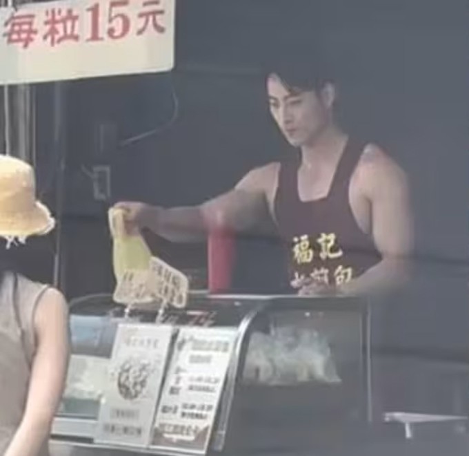 Jia Min bán bánh bao ở Đài Nam, Đài Loan. Ảnh: 8days