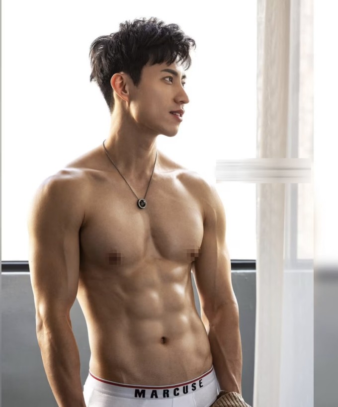 Thân hình săn chắc với bụng 8 múi của Jia Min. Ảnh: 8days
