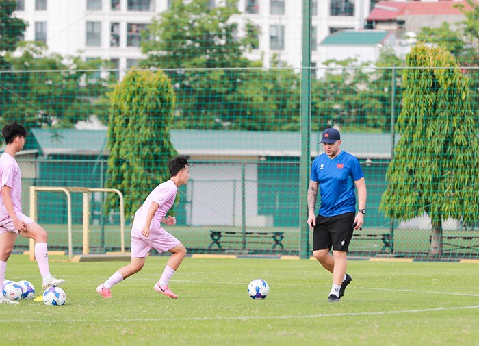 Huấn luyện viên Cristiano Roland và các cầu thủ U16 Việt Nam sẽ có những trận đấu chất lượng phía trước.