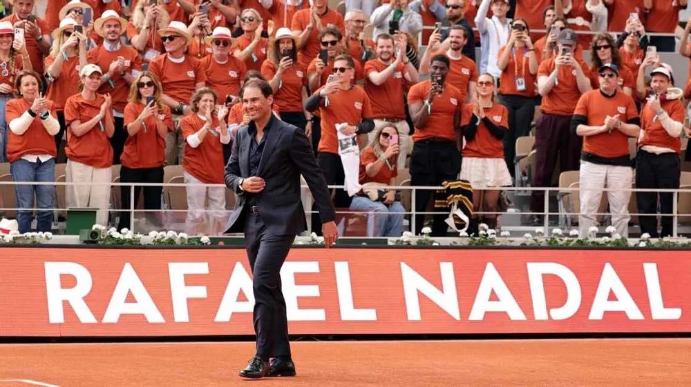Nadal vẫy chào người hâm mộ tại Roland Garros.