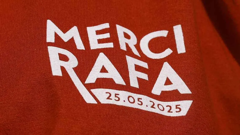 Chiếc áo tri ân Nadal in dòng chữ “Merci Rafa”. Ảnh: GETTY