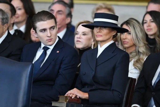 Bà Melania và Barron Trump trong lễ nhậm chức tổng thống của ông Donald Trump hồi tháng một. Ảnh: AFP