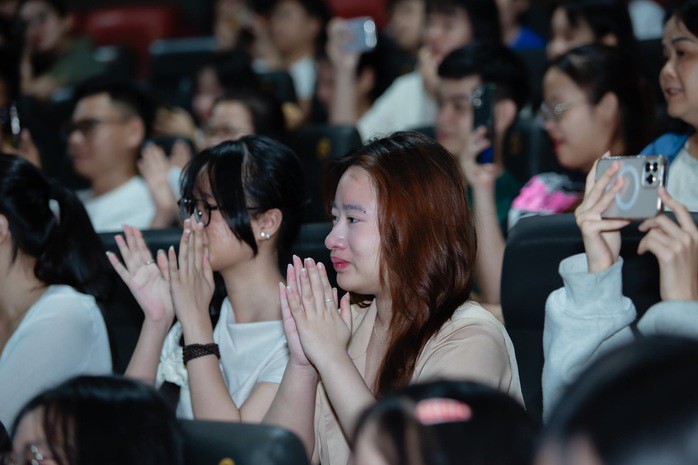 Một khán giả trẻ rơi nước mắt khi xem phim "Lật mặt 8: Vòng tay nắng"