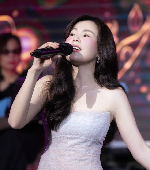 Điều ít biết về &#39;nàng thơ&#39; quê Quảng Bình vừa &#39;gây bão&#39; với bức hình chụp cùng Tổng thống Pháp - 4