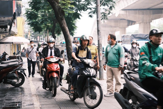 Các lỗi chủ yếu vẫn là điều khiển phương tiện trên vỉa hè. Ảnh: TG