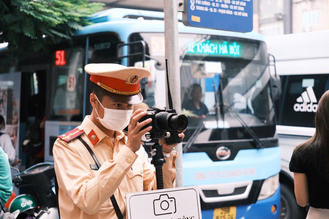 Buổi sáng giờ cao điểm, nhiều người &#39;giật mình&#39; vì camera lưu động ghi hình phạt nguội - 1
