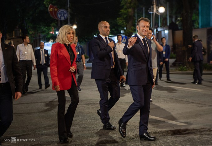 Tổng thống Pháp Emmanuel Macron và phu nhân đi dạo Hồ Gươm tối 25/5. Ảnh: Giang Huy
