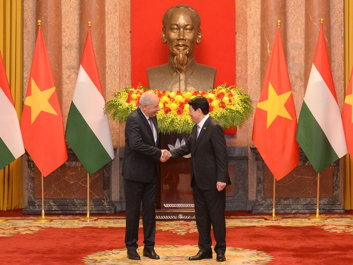 Chủ tịch nước Lương Cường và Tổng thống Hungary Sulyok Tamas chụp ảnh chung. Ảnh: Hữu Hưng