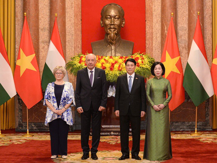 Chủ tịch nước Lương Cường và Phu nhân cùng Tổng thống Hungary Sulyok Tamas và Phu nhân chụp ảnh chung. Ảnh: Hữu Hưng