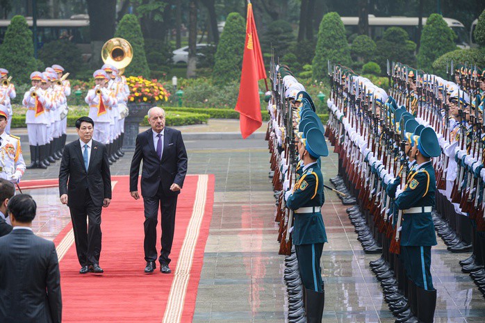 Chủ tịch nước Lương Cường và Tổng thống Hungary Sulyok Tamas duyệt Đội danh dự Quân đội nhân dân Việt Nam. Ảnh: Hữu Hưng