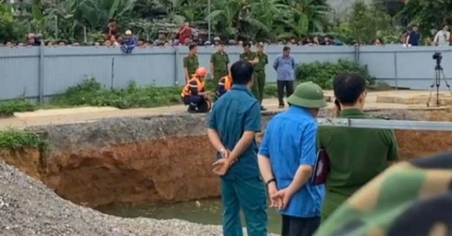 Danh tính người đi xe máy mất tích khi lao xuốn...