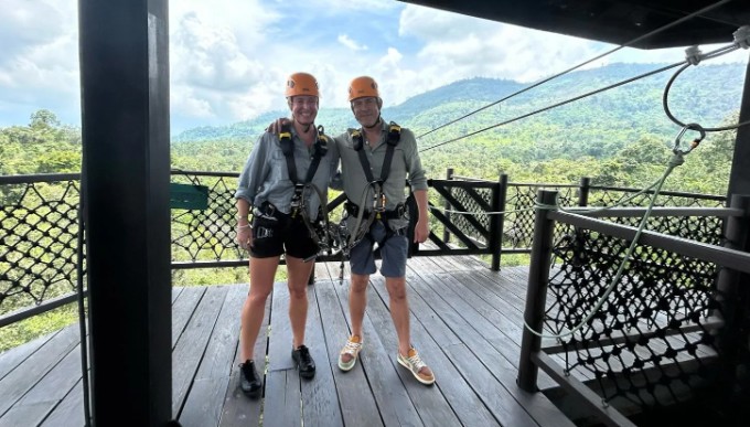 Robinson và LeBlanc chuẩn bị trượt zipline hơn 300 m xuyên rừng Campuchia để vào Shinta Mani Wild, cách vào resort được ưa chuộng nhất. Ảnh: CNBC