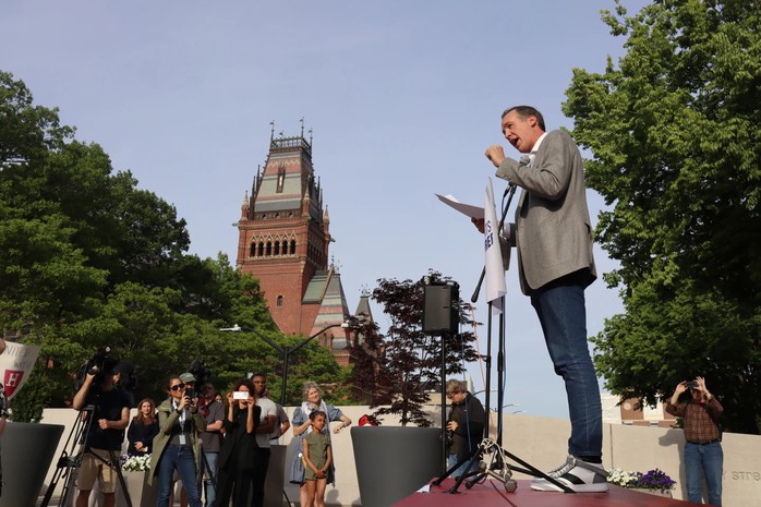 Một giáo sư Đại học Harvard phát biểu trước đám đông người ủng hộ nhà trường hôm 27-5. Ảnh: AP