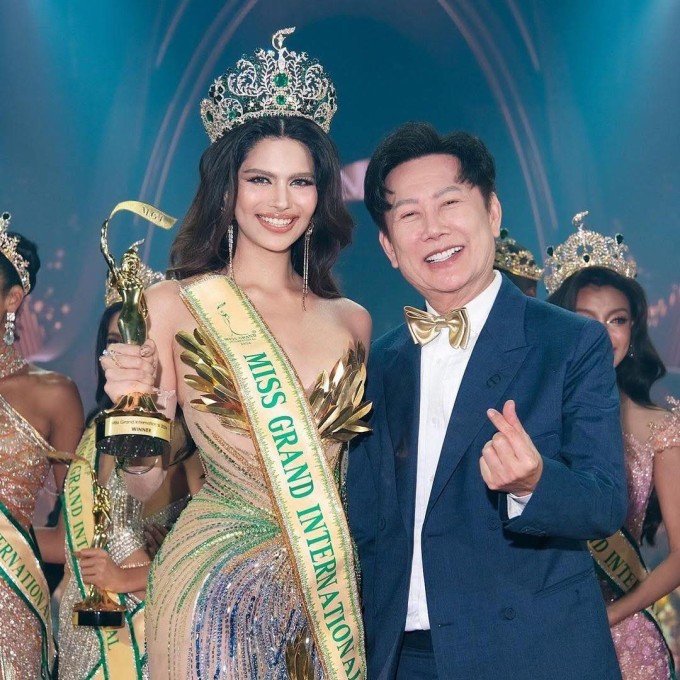Rachel Gupta bên chủ tịch Nawat khi chiến thắng Miss Grand International.