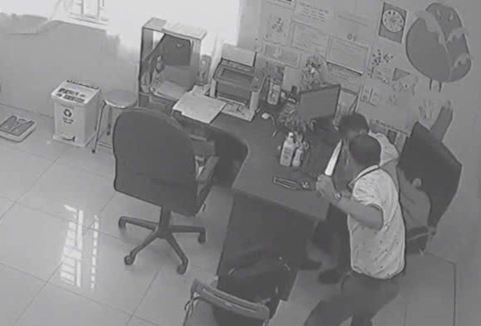 HIền cầm dao tấn công đồng nghiệp