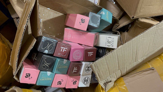 Cửa hàng lớn ở trung tâm phố cổ Hà Nội công khai kinh doanh hàng ngàn chai nước hoa giả - 1