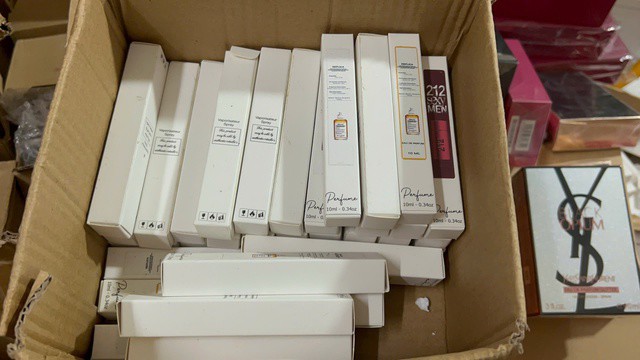 Cận cảnh các sản phẩm nước hoa có dấu hiệu giả mạo được sang chiết sang các chai, lọ có thể tích nhỏ.