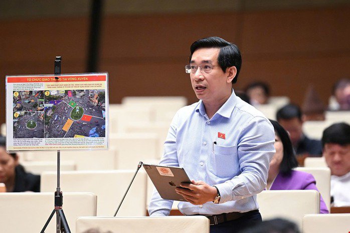 Đại biểu Nguyễn Văn Cảnh phát biểu, kèm hình ảnh minh họa về tổ chức giao thông tại các vòng xuyến ở đô thị lớn. Ảnh: Phạm Thắng
