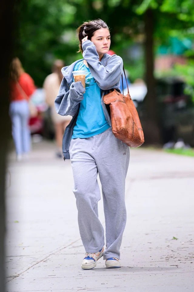 Suri Cruise mặc giản dị, đi chơi bằng tàu điện ngầm - 1