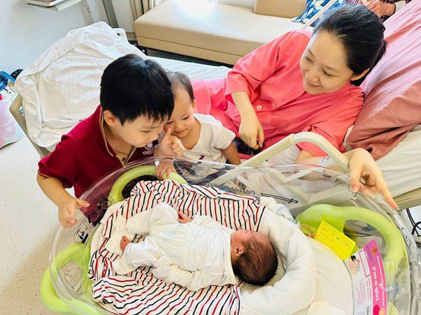"BTV trẻ nhất Thời sự 19h" xuất hiện xinh đẹp sau sinh con - 1