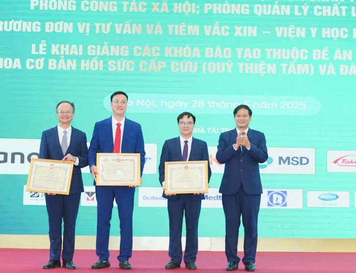 PGS Đào Xuân Cơ tặng giấy khen cho đại diện các khoa, phòng