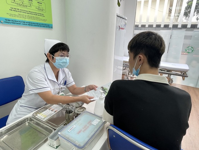 Tư vấn cho người bệnh tiêm vắc-xin phòng bệnh truyền nhiễm tại Bệnh viện Bạch Mai