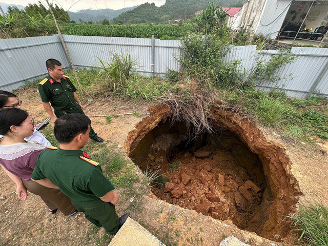 Trước đó, Phó Chủ tịch UBND tỉnh Bắc Kạn Nông Quang Nhất vừa ký quyết định số 962/QĐ-UBND ngày 14/5/2025 công bố tình huống khẩn cấp về thiên tai đối với hiện tượng hố sụt lún xảy ra trên địa bàn xã Kim Lư, huyện Na Rì, tỉnh Bắc Kạn.