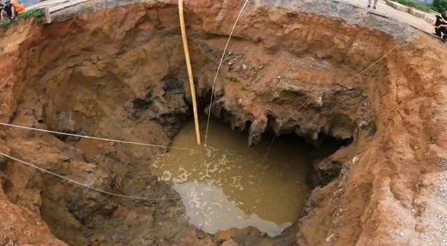 Chiều ngày 28/5, trao đổi với PV, ông Lương Thanh Lộc - Phó chủ tịch UBND huyện Na Rì cho biết, đến 17h40 lực lượng chức năng vẫn chưa tìm thấy nạn nhân mất tích. Địa hình hố sâu, nước nhiều và phức tạp nên công tác tìm kiếm gặp nhiều khó khăn.