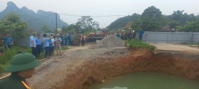 Lực lượng chức năng xác định nạn nhân không may gặp nạn khi lao xuống hố sụt trên quốc lộ 3B là anh N.D.P (SN 1989, trú tại xã Kim Hỷ, huyện Na Rì).