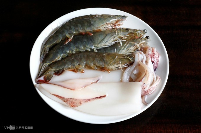 Tôm, mực nếu không biết chế biến dễ bị tanh và khô dai. Ảnh: Bùi Thủy