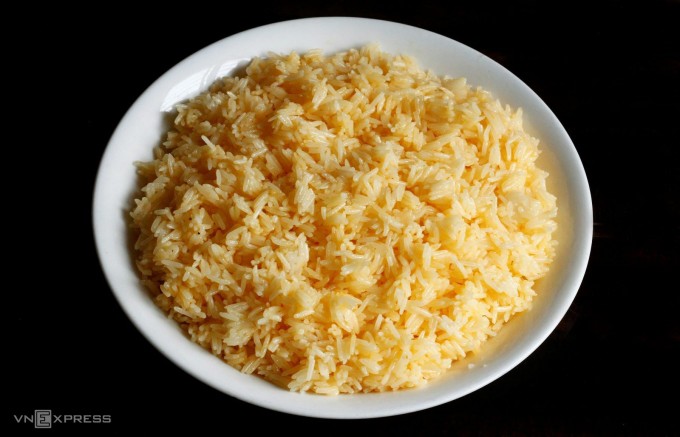 Cơm nguội trộn trứng trước khi rang.