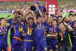 Dàn sao Đông Nam Á vỡ òa nâng cúp, Fernandes và cầu thủ MU  " buồn rười rượi " 