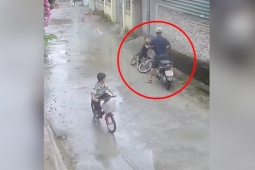 Clip: Cười chảy nước mắt khi  " khối nghỉ hè gặp nghỉ hưu "  va chạm nhau trên đường