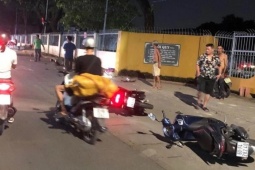 CLIP: Ớn lạnh ô tô con tông liên hoàn xe máy ở Đồng Nai, nhiều người bị thương