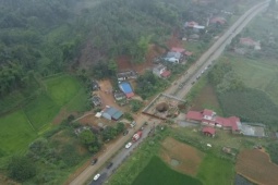Hiện trường tìm kiếm người đi xe máy rơi ‘hố tử thần’: Lòng hố biến đổi kỳ lạ