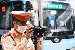 Buổi sáng giờ cao điểm, nhiều người 'giật mình' vì camera lưu động ghi hình phạt nguội